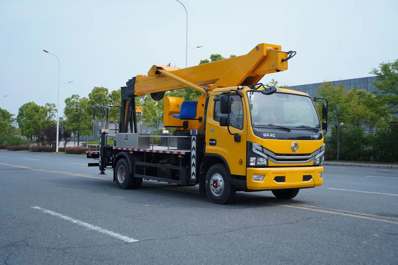 東風(fēng)多利卡藍(lán)牌30米直臂高空作業(yè)車